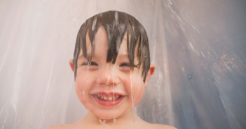 4 étapes pour apprendre à son enfant à se laver tout seul correctement