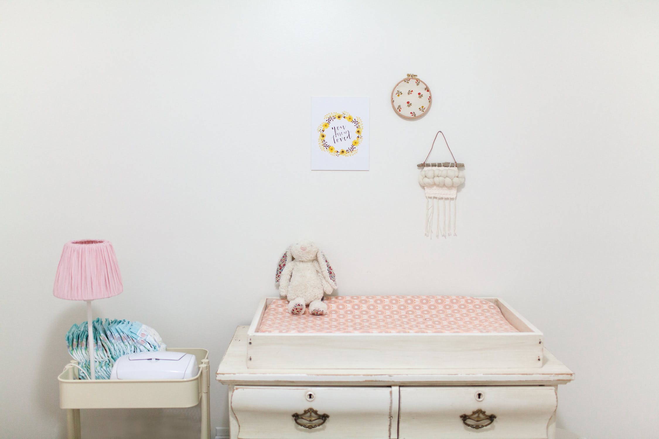 Table à langer avec une peluche installée dans une chambre de bébé