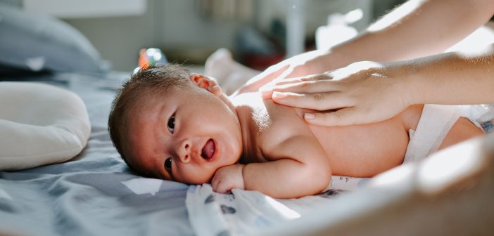 Coliques Pourquoi Bebe Pleure Apres Les Repas Bebe Puericulture