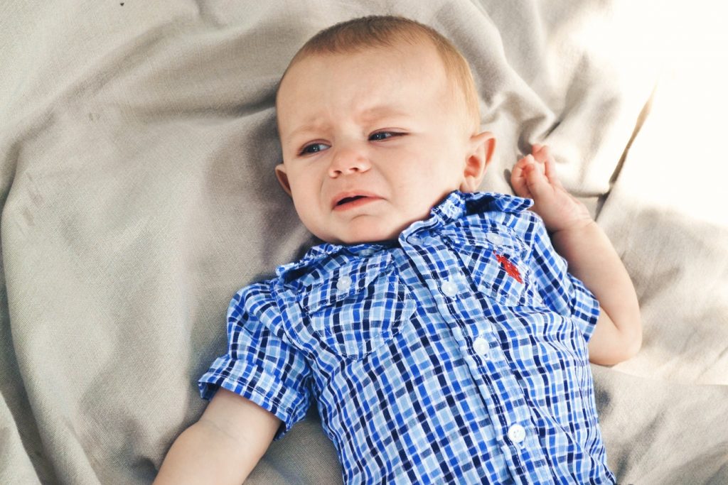 Bébé qui pleure dans son lit