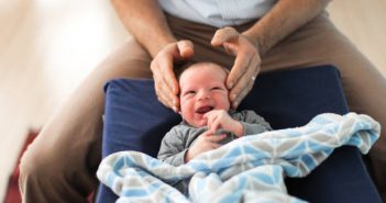 Quand et pourquoi consulter un ostéopathe pour son bébé ? Ostéopathe qui manipule un bébé pour calmer ses pleurs