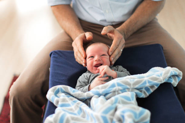 Ostéopathe qui manipule un bébé pour calmer ses pleurs