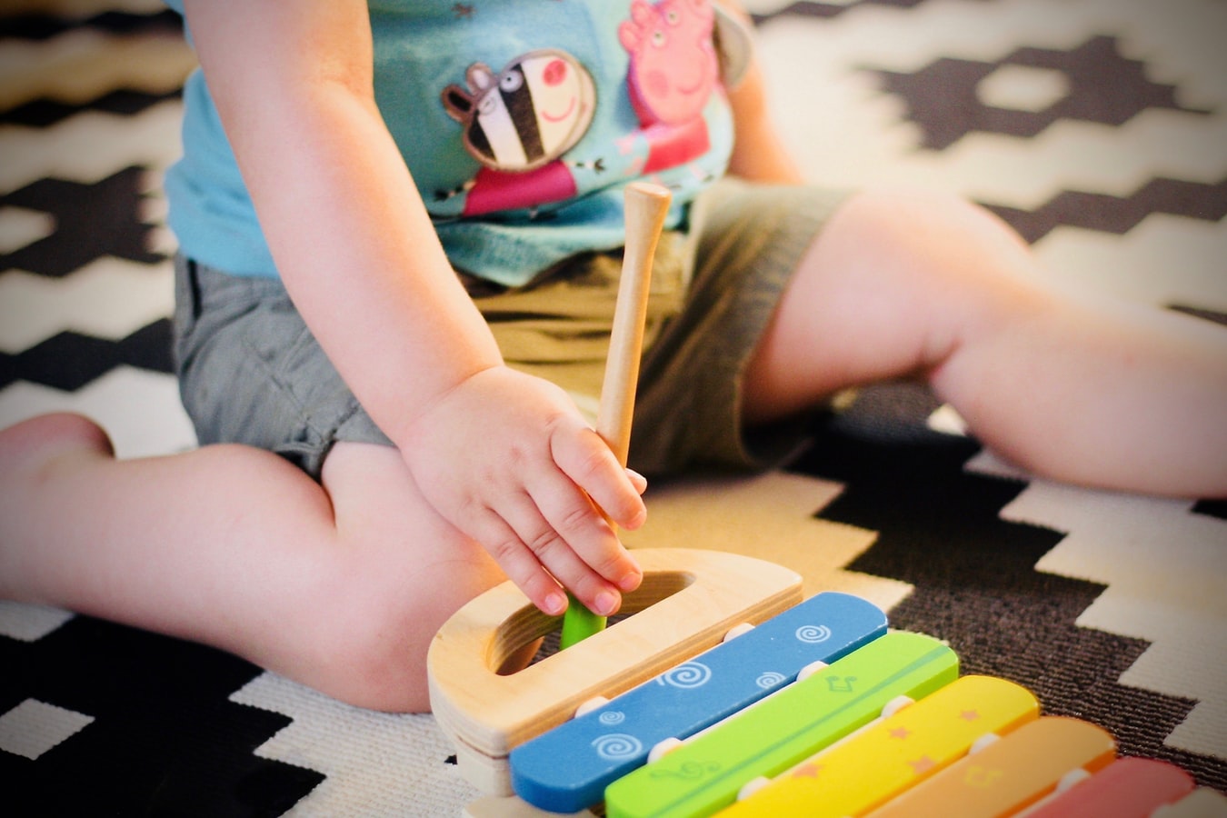 Enfant qui joue avec un xylophone en bois