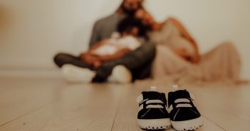 Quelles tenues pour faciliter la marche de bébé ? Chaussures marche