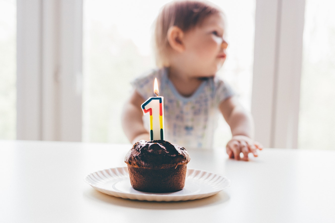 Enfant qui souffle sa première bougie d'anniversaire